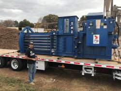Används American Baler Single Ram Open End Auto-Tie Baler i bra form.