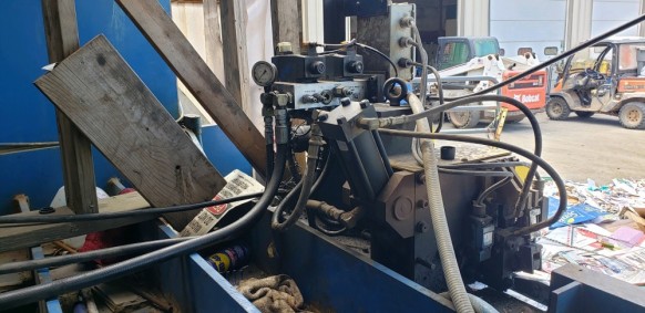 Empacadora horizontal American Baler 4016-50 de caja estrecha con 2 arietes