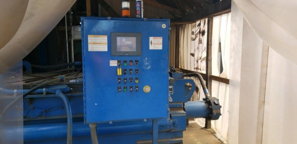 Empacadora horizontal American Baler 4016-50 de caja estrecha con 2 arietes