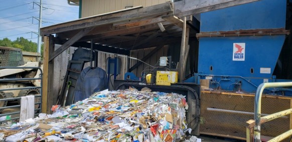 Empacadora horizontal American Baler 4016-50 de caja estrecha con 2 arietes