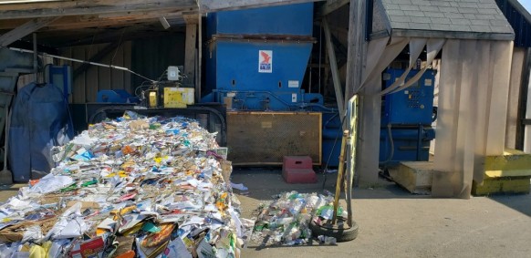 Empacadora horizontal American Baler 4016-50 de caja estrecha con 2 arietes