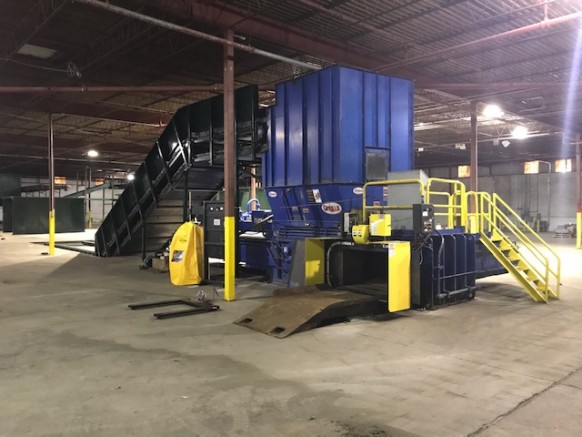 Pressa per balle automatica Harris Gorilla 200T-12/9-CD ricondizionata a due montanti e trasportatore di alimentazione