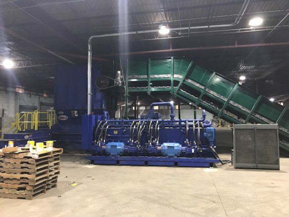 Pressa per balle automatica Harris Gorilla 200T-12/9-CD ricondizionata a due montanti e trasportatore di alimentazione