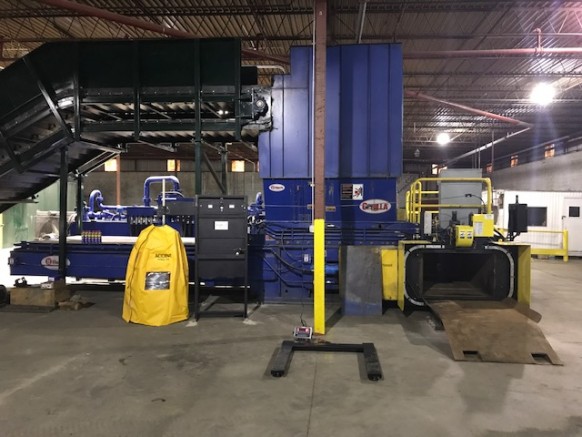 Pressa per balle automatica Harris Gorilla 200T-12/9-CD ricondizionata a due montanti e trasportatore di alimentazione