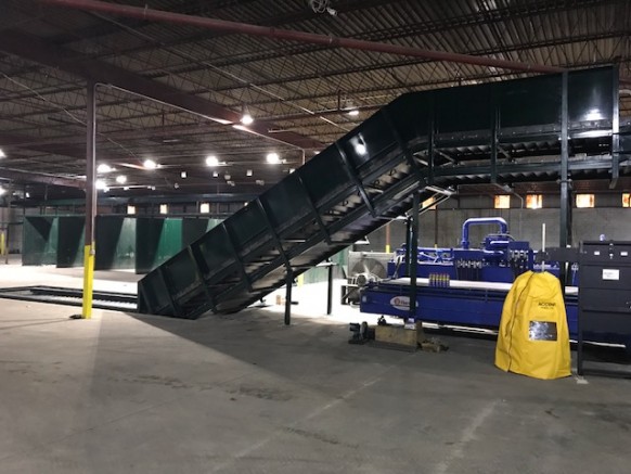 Pressa per balle automatica Harris Gorilla 200T-12/9-CD ricondizionata a due montanti e trasportatore di alimentazione