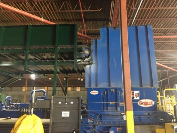 Pressa per balle automatica Harris Gorilla 200T-12/9-CD ricondizionata a due montanti e trasportatore di alimentazione