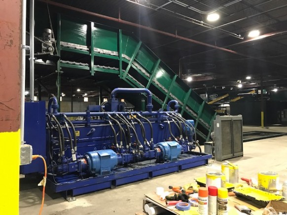 Pressa per balle automatica Harris Gorilla 200T-12/9-CD ricondizionata a due montanti e trasportatore di alimentazione