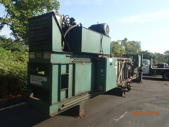 Reconditioned International AT-865-EXP-75 	 Single Ram Open End Auto-Tie Horizontal Baler