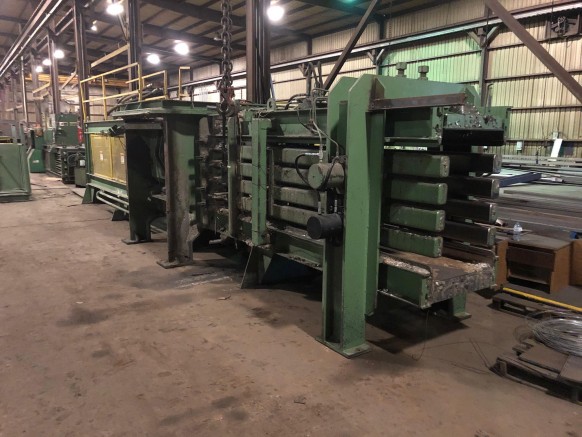 Pressa per balle multimateriale laterale con cerniera automatica IPS AT-965-HS-100S a singola ram aperta