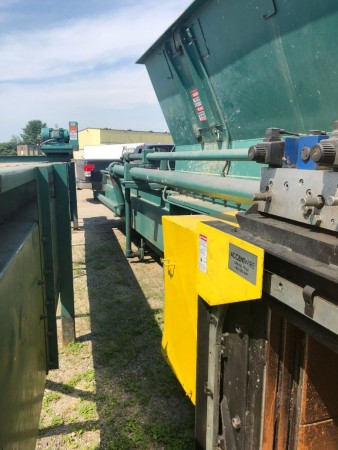 Gebrauchtes Mosley Gorilla Two Ram &amp; 72" breites Gummi-Kombinations-Ballenpressen-Einlaufförderband