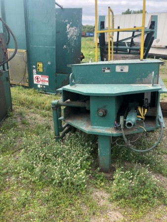 Gebrauchtes Mosley Gorilla Two Ram &amp; 72" breites Gummi-Kombinations-Ballenpressen-Einlaufförderband